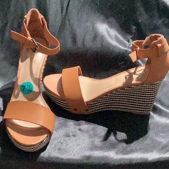 Women’s Report brand sandals size 7.5 tan with black and beige braided wedge - Picture 2 of 4